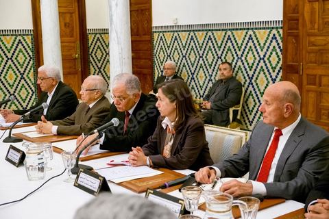 15 février 2013 : autour de Hammadi Jebali, Premier Ministre, et des chefs de partis de la troika au pouvoir, Rached Ghannouchi, Ennahdha, Mustapha Ben Jaafar, Ettakatol et Mohamed Abbou, CPR, les autres représentants des partis politiques se réunissent depuis ce vendredi pour eesayer de former un gouvernement de consensus national dans cette période de crise politique, mais aussi sociale et économique.