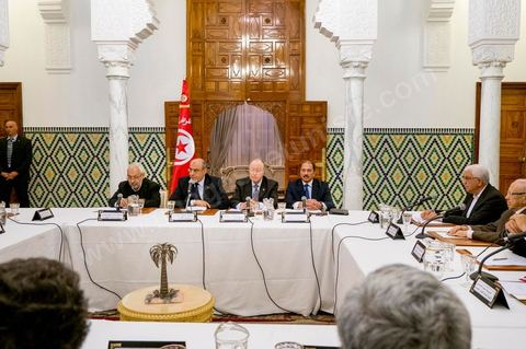 15 février 2013 : autour de Hammadi Jebali, Premier Ministre, et des chefs de partis de la troika au pouvoir, Rached Ghannouchi, Ennahdha, Mustapha Ben Jaafar, Ettakatol et Mohamed Abbou, CPR, les autres représentants des partis politiques se réunissent depuis ce vendredi pour eesayer de former un gouvernement de consensus national dans cette période de crise politique, mais aussi sociale et économique.