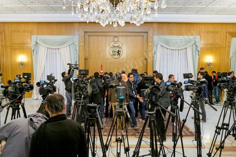 15 février 2013 : Les journalistes attendent l'intervention de Jebali à la presse. Autour de Hammadi Jebali, Premier Ministre, et des chefs de partis de la troika au pouvoir, Rached Ghannouchi, Ennahdha, Mustapha Ben Jaafar, Ettakatol et Mohamed Abbou, CPR, les autres représentants des partis politiques se réunissent depuis ce vendredi pour eesayer de former un gouvernement de consensus national dans cette période de crise politique, mais aussi sociale et économique.