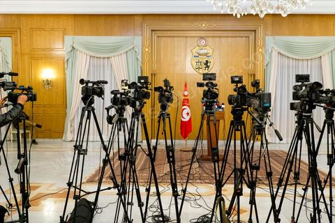 15 février 2013 : Les journalistes attendent l'intervention de Jebali à la presse. Autour de Hammadi Jebali, Premier Ministre, et des chefs de partis de la troika au pouvoir, Rached Ghannouchi, Ennahdha, Mustapha Ben Jaafar, Ettakatol et Mohamed Abbou, CPR, les autres représentants des partis politiques se réunissent depuis ce vendredi pour eesayer de former un gouvernement de consensus national dans cette période de crise politique, mais aussi sociale et économique.