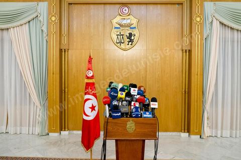 15 février 2013 : Les journalistes attendent l'intervention de Jebali à la presse. Autour de Hammadi Jebali, Premier Ministre, et des chefs de partis de la troika au pouvoir, Rached Ghannouchi, Ennahdha, Mustapha Ben Jaafar, Ettakatol et Mohamed Abbou, CPR, les autres représentants des partis politiques se réunissent depuis ce vendredi pour eesayer de former un gouvernement de consensus national dans cette période de crise politique, mais aussi sociale et économique.