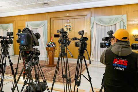 15 février 2013 : Les journalistes attendent l'intervention de Jebali à la presse. Autour de Hammadi Jebali, Premier Ministre, et des chefs de partis de la troika au pouvoir, Rached Ghannouchi, Ennahdha, Mustapha Ben Jaafar, Ettakatol et Mohamed Abbou, CPR, les autres représentants des partis politiques se réunissent depuis ce vendredi pour eesayer de former un gouvernement de consensus national dans cette période de crise politique, mais aussi sociale et économique.