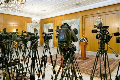 15 février 2013 : Les journalistes attendent l'intervention de Jebali à la presse. Autour de Hammadi Jebali, Premier Ministre, et des chefs de partis de la troika au pouvoir, Rached Ghannouchi, Ennahdha, Mustapha Ben Jaafar, Ettakatol et Mohamed Abbou, CPR, les autres représentants des partis politiques se réunissent depuis ce vendredi pour eesayer de former un gouvernement de consensus national dans cette période de crise politique, mais aussi sociale et économique.