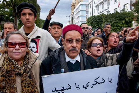 23 février 2013 : En tête de cortège le père de Chokri Belaid. Près de 3000 partisans et citoyens sont venus protester devant le Ministère de l'Intérieur pour la lenteur de l'enquête sur l'assassinat du militant politique Chokri Belaid le 6 février dernier. Les slogans ont aussi accusé le parti au pouvoir Ennahdha et son dirigeant Rached Ghannouchi.