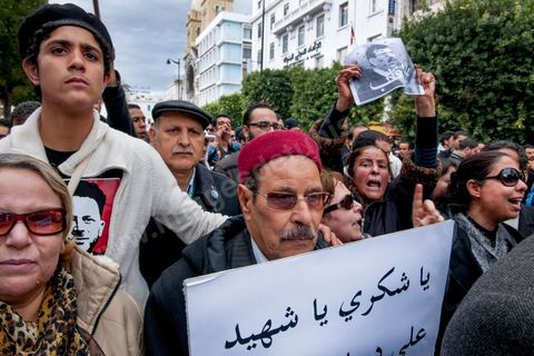 23 février 2013 : En tête de cortège le père de Chokri Belaid. Près de 3000 partisans et citoyens sont venus protester devant le Ministère de l'Intérieur pour la lenteur de l'enquête sur l'assassinat du militant politique Chokri Belaid le 6 février dernier. Les slogans ont aussi accusé le parti au pouvoir Ennahdha et son dirigeant Rached Ghannouchi.