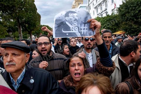 23 février 2013 : Portrait de Ali Larayedh, ministre de l'intérieur et nommé depuis 24h Premier Ministre. Près de 3000 partisans et citoyens sont venus protester devant le Ministère de l'Intérieur pour la lenteur de l'enquête sur l'assassinat du militant politique Chokri Belaid le 6 février dernier. Les slogans ont aussi accusé le parti au pouvoir Ennahdha et son dirigeant Rached Ghannouchi.
