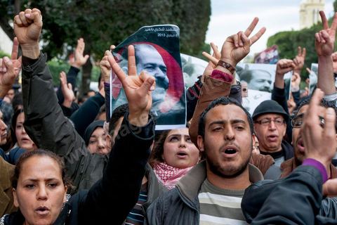 23 février 2013 : la foule brandit le portrait de Chokri Bealid. près de 3000 partisans et citoyens sont venus protester devant le Ministère de l'Intérieur pour la lenteur de l'enquête sur l'assassinat du militant politique Chokri Belaid le 6 février dernier. Les slogans ont aussi accusé le parti au pouvoir Ennahdha et son dirigeant Rached Ghannouchi.