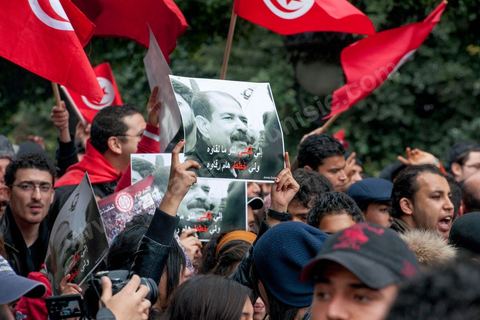 23 février 2013 : la foule brandit le portrait de Chokri Bealid. près de 3000 partisans et citoyens sont venus protester devant le Ministère de l'Intérieur pour la lenteur de l'enquête sur l'assassinat du militant politique Chokri Belaid le 6 février dernier. Les slogans ont aussi accusé le parti au pouvoir Ennahdha et son dirigeant Rached Ghannouchi.