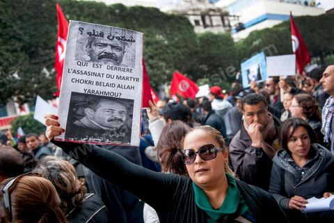 23 février 2013 : la foule brandit le portrait de Chokri Bealid. près de 3000 partisans et citoyens sont venus protester devant le Ministère de l'Intérieur pour la lenteur de l'enquête sur l'assassinat du militant politique Chokri Belaid le 6 février dernier. Les slogans ont aussi accusé le parti au pouvoir Ennahdha et son dirigeant Rached Ghannouchi.