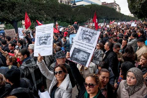 23 février 2013 : la foule brandit le portrait de Chokri Bealid. près de 3000 partisans et citoyens sont venus protester devant le Ministère de l'Intérieur pour la lenteur de l'enquête sur l'assassinat du militant politique Chokri Belaid le 6 février dernier. Les slogans ont aussi accusé le parti au pouvoir Ennahdha et son dirigeant Rached Ghannouchi.
