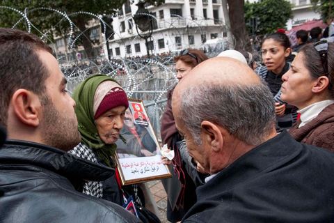 23 février 2013 : la foule brandit le portrait de Chokri Bealid. près de 3000 partisans et citoyens sont venus protester devant le Ministère de l'Intérieur pour la lenteur de l'enquête sur l'assassinat du militant politique Chokri Belaid le 6 février dernier. Les slogans ont aussi accusé le parti au pouvoir Ennahdha et son dirigeant Rached Ghannouchi.