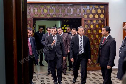 26 février 2013 : Conférence de presse de Ali Larayedh, Ministre de l'Intérieur et Premier Ministre nommé, pour informer sur l'état d'avancement de l'enquête sur la mort de Chokri Belaid. ""4 personnes appartenant à un courant religieux radical arrêtées". Le meurtrier présumé de Chokri Belaid a été identifié. Actuellement en fuite, il est pourchassé alors que quatre de ses complices présumés ont été interpellés. Par contre, le commanditaire de l'attentat n'est pas encore connu."