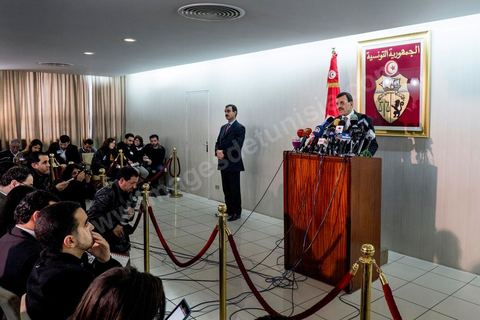 26 février 2013 : Conférence de presse de Ali Larayedh, Ministre de l'Intérieur et Premier Ministre nommé, pour informer sur l'état d'avancement de l'enquête sur la mort de Chokri Belaid. ""4 personnes appartenant à un courant religieux radical arrêtées". Le meurtrier présumé de Chokri Belaid a été identifié. Actuellement en fuite, il est pourchassé alors que quatre de ses complices présumés ont été interpellés. Par contre, le commanditaire de l'attentat n'est pas encore connu."