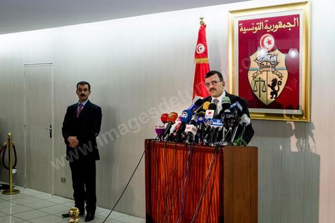 26 février 2013 : Conférence de presse de Ali Larayedh, Ministre de l'Intérieur et Premier Ministre nommé, pour informer sur l'état d'avancement de l'enquête sur la mort de Chokri Belaid. ""4 personnes appartenant à un courant religieux radical arrêtées". Le meurtrier présumé de Chokri Belaid a été identifié. Actuellement en fuite, il est pourchassé alors que quatre de ses complices présumés ont été interpellés. Par contre, le commanditaire de l'attentat n'est pas encore connu."