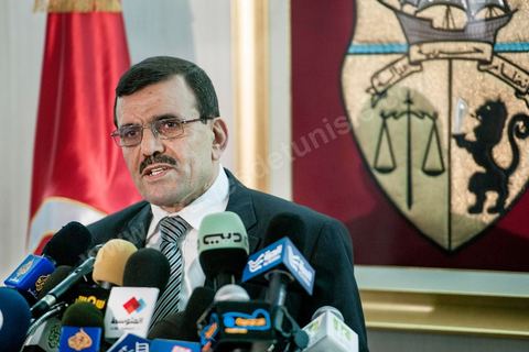 26 février 2013 : Conférence de presse de Ali Larayedh, Ministre de l'Intérieur et Premier Ministre nommé, pour informer sur l'état d'avancement de l'enquête sur la mort de Chokri Belaid. ""4 personnes appartenant à un courant religieux radical arrêtées". Le meurtrier présumé de Chokri Belaid a été identifié. Actuellement en fuite, il est pourchassé alors que quatre de ses complices présumés ont été interpellés. Par contre, le commanditaire de l'attentat n'est pas encore connu."