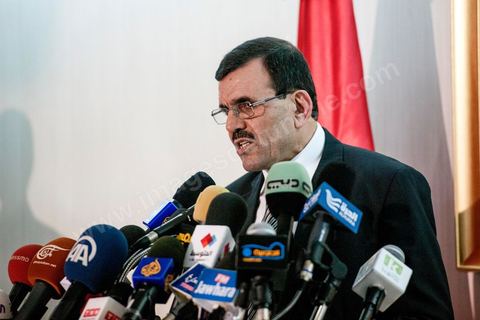 26 février 2013 : Conférence de presse de Ali Larayedh, Ministre de l'Intérieur et Premier Ministre nommé, pour informer sur l'état d'avancement de l'enquête sur la mort de Chokri Belaid. ""4 personnes appartenant à un courant religieux radical arrêtées". Le meurtrier présumé de Chokri Belaid a été identifié. Actuellement en fuite, il est pourchassé alors que quatre de ses complices présumés ont été interpellés. Par contre, le commanditaire de l'attentat n'est pas encore connu."