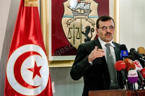 26 février 2013 : Conférence de presse de Ali Larayedh, Ministre de l'Intérieur et Premier Ministre nommé, pour informer sur l'état d'avancement de l'enquête sur la mort de Chokri Belaid. ""4 personnes appartenant à un courant religieux radical arrêtées". Le meurtrier présumé de Chokri Belaid a été identifié. Actuellement en fuite, il est pourchassé alors que quatre de ses complices présumés ont été interpellés. Par contre, le commanditaire de l'attentat n'est pas encore connu."