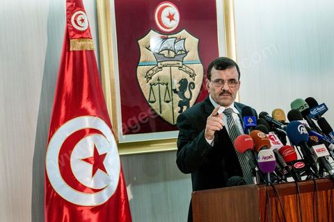 26 février 2013 : Conférence de presse de Ali Larayedh, Ministre de l'Intérieur et Premier Ministre nommé, pour informer sur l'état d'avancement de l'enquête sur la mort de Chokri Belaid. ""4 personnes appartenant à un courant religieux radical arrêtées". Le meurtrier présumé de Chokri Belaid a été identifié. Actuellement en fuite, il est pourchassé alors que quatre de ses complices présumés ont été interpellés. Par contre, le commanditaire de l'attentat n'est pas encore connu."