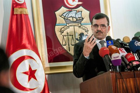 26 février 2013 : Conférence de presse de Ali Larayedh, Ministre de l'Intérieur et Premier Ministre nommé, pour informer sur l'état d'avancement de l'enquête sur la mort de Chokri Belaid. ""4 personnes appartenant à un courant religieux radical arrêtées". Le meurtrier présumé de Chokri Belaid a été identifié. Actuellement en fuite, il est pourchassé alors que quatre de ses complices présumés ont été interpellés. Par contre, le commanditaire de l'attentat n'est pas encore connu."