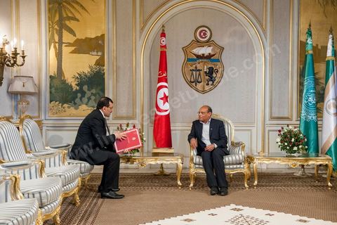 8 mars 2013 : Ali Larayedh, nommé nouveau Premier Ministre tunisien il y a deux semaines vient remettre au Président de la République Moncef Marzouki, la liste des noms pour son nouveau gouvernement. Puis présentation à la presse d ela composition de son nouveau gouvernement qui doit avoir l'approbation de l'Assemblée en début de semaine prochaine.