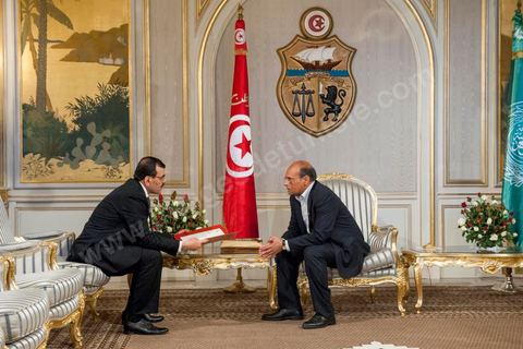 8 mars 2013 : Ali Larayedh, nommé nouveau Premier Ministre tunisien il y a deux semaines vient remettre au Président de la République Moncef Marzouki, la liste des noms pour son nouveau gouvernement. Puis présentation à la presse d ela composition de son nouveau gouvernement qui doit avoir l'approbation de l'Assemblée en début de semaine prochaine.
