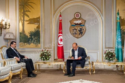 8 mars 2013 : Ali Larayedh, nommé nouveau Premier Ministre tunisien il y a deux semaines vient remettre au Président de la République Moncef Marzouki, la liste des noms pour son nouveau gouvernement. Puis présentation à la presse d ela composition de son nouveau gouvernement qui doit avoir l'approbation de l'Assemblée en début de semaine prochaine.