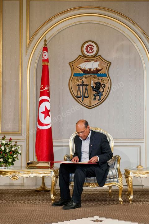 8 mars 2013 : Ali Larayedh, nommé nouveau Premier Ministre tunisien il y a deux semaines vient remettre au Président de la République Moncef Marzouki, la liste des noms pour son nouveau gouvernement. Puis présentation à la presse d ela composition de son nouveau gouvernement qui doit avoir l'approbation de l'Assemblée en début de semaine prochaine.