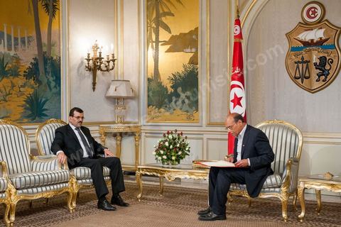 8 mars 2013 : Ali Larayedh, nommé nouveau Premier Ministre tunisien il y a deux semaines vient remettre au Président de la République Moncef Marzouki, la liste des noms pour son nouveau gouvernement. Puis présentation à la presse d ela composition de son nouveau gouvernement qui doit avoir l'approbation de l'Assemblée en début de semaine prochaine.