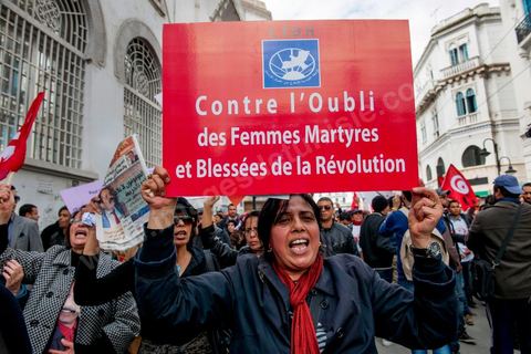 09 mars 2013 : militante de la LTDH, Ligue tunisienne des droits de l'homme, sur l'avenue Habib Bourguiba à Tunis, près de 3000 manifestants pour commémorer la femme de la Femme et le décès de Chokri Belaid le 6 février. Plusieurs personnalités politiques, des activistes de la société civile et des artistes  ont répondu présent à l'appel de la commission Femmes de l'UGTT ainsi que d'autres organisations féministes.