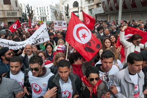 09 mars 2013 : sur l'avenue Habib Bourguiba à Tunis, près de 3000 manifestants pour commémorer la femme de la Femme et le décès de Chokri Belaid le 6 février. Plusieurs personnalités politiques, des activistes de la société civile et des artistes  ont répondu présent à l'appel de la commission Femmes de l'UGTT ainsi que d'autres organisations féministes.