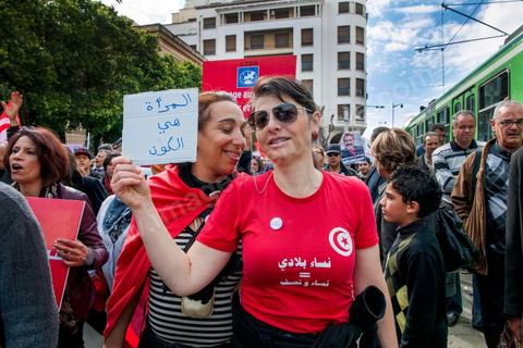 09 mars 2013 : sur l'avenue Habib Bourguiba à Tunis, près de 3000 manifestants pour commémorer la femme de la Femme et le décès de Chokri Belaid le 6 février. Plusieurs personnalités politiques, des activistes de la société civile et des artistes  ont répondu présent à l'appel de la commission Femmes de l'UGTT ainsi que d'autres organisations féministes.