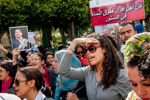 09 mars 2013 : sur l'avenue Habib Bourguiba à Tunis, près de 3000 manifestants pour commémorer la femme de la Femme et le décès de Chokri Belaid le 6 février. Plusieurs personnalités politiques, des activistes de la société civile et des artistes  ont répondu présent à l'appel de la commission Femmes de l'UGTT ainsi que d'autres organisations féministes.