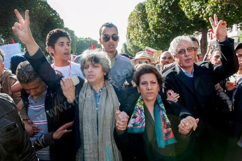 09 mars 2013 : Basma Khalfaoui, veuve de Chokri Belaid, Radhia Nasraoui et Hamma Hamami sur l'avenue Habib Bourguiba à Tunis, près de 3000 manifestants pour commémorer la femme de la Femme et le décès de Chokri Belaid le 6 février. Plusieurs personnalités politiques, des activistes de la société civile et des artistes  ont répondu présent à l'appel de la commission Femmes de l'UGTT ainsi que d'autres organisations féministes.