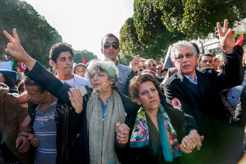 09 mars 2013 : Basma Khalfaoui, veuve de Chokri Belaid, Radhia Nasraoui et Hamma Hamami sur l'avenue Habib Bourguiba à Tunis, près de 3000 manifestants pour commémorer la femme de la Femme et le décès de Chokri Belaid le 6 février. Plusieurs personnalités politiques, des activistes de la société civile et des artistes  ont répondu présent à l'appel de la commission Femmes de l'UGTT ainsi que d'autres organisations féministes.