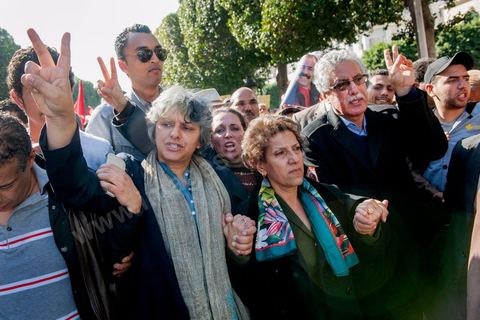09 mars 2013 : Basma Khalfaoui, veuve de Chokri Belaid, Radhia Nasraoui et Hamma Hamami sur l'avenue Habib Bourguiba à Tunis, près de 3000 manifestants pour commémorer la femme de la Femme et le décès de Chokri Belaid le 6 février. Plusieurs personnalités politiques, des activistes de la société civile et des artistes  ont répondu présent à l'appel de la commission Femmes de l'UGTT ainsi que d'autres organisations féministes.