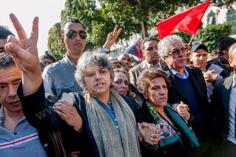 09 mars 2013 : Basma Khalfaoui, veuve de Chokri Belaid, Radhia Nasraoui et Hamma Hamami sur l'avenue Habib Bourguiba à Tunis, près de 3000 manifestants pour commémorer la femme de la Femme et le décès de Chokri Belaid le 6 février. Plusieurs personnalités politiques, des activistes de la société civile et des artistes  ont répondu présent à l'appel de la commission Femmes de l'UGTT ainsi que d'autres organisations féministes.