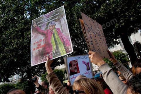 09 mars 2013 : sur l'avenue Habib Bourguiba à Tunis, près de 3000 manifestants pour commémorer la femme de la Femme et le décès de Chokri Belaid le 6 février. Plusieurs personnalités politiques, des activistes de la société civile et des artistes  ont répondu présent à l'appel de la commission Femmes de l'UGTT ainsi que d'autres organisations féministes.