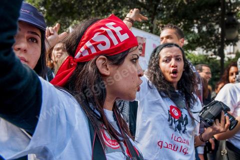09 mars 2013 : Lina Ben Mhenni sur l'avenue Habib Bourguiba à Tunis, près de 3000 manifestants pour commémorer la femme de la Femme et le décès de Chokri Belaid le 6 février. Plusieurs personnalités politiques, des activistes de la société civile et des artistes  ont répondu présent à l'appel de la commission Femmes de l'UGTT ainsi que d'autres organisations féministes.