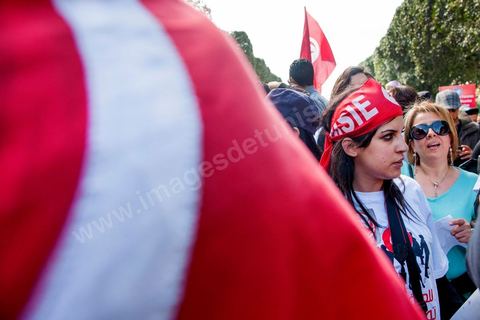09 mars 2013 : Lina Ben Mhenni sur l'avenue Habib Bourguiba à Tunis, près de 3000 manifestants pour commémorer la femme de la Femme et le décès de Chokri Belaid le 6 février. Plusieurs personnalités politiques, des activistes de la société civile et des artistes  ont répondu présent à l'appel de la commission Femmes de l'UGTT ainsi que d'autres organisations féministes.