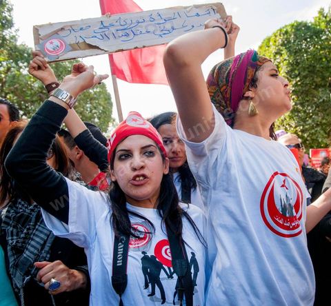 09 mars 2013 : Lina Ben Mhenni sur l'avenue Habib Bourguiba à Tunis, près de 3000 manifestants pour commémorer la femme de la Femme et le décès de Chokri Belaid le 6 février. Plusieurs personnalités politiques, des activistes de la société civile et des artistes  ont répondu présent à l'appel de la commission Femmes de l'UGTT ainsi que d'autres organisations féministes.