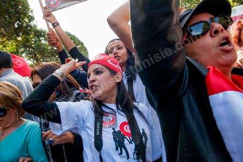 09 mars 2013 : Lina Ben Mhenni sur l'avenue Habib Bourguiba à Tunis, près de 3000 manifestants pour commémorer la femme de la Femme et le décès de Chokri Belaid le 6 février. Plusieurs personnalités politiques, des activistes de la société civile et des artistes  ont répondu présent à l'appel de la commission Femmes de l'UGTT ainsi que d'autres organisations féministes.