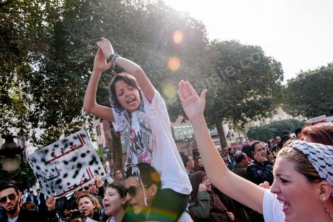 09 mars 2013 : sur l'avenue Habib Bourguiba à Tunis, près de 3000 manifestants pour commémorer la femme de la Femme et le décès de Chokri Belaid le 6 février. Plusieurs personnalités politiques, des activistes de la société civile et des artistes  ont répondu présent à l'appel de la commission Femmes de l'UGTT ainsi que d'autres organisations féministes.