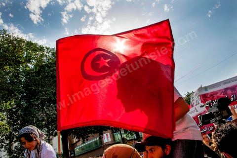 09 mars 2013 : sur l'avenue Habib Bourguiba à Tunis, près de 3000 manifestants pour commémorer la femme de la Femme et le décès de Chokri Belaid le 6 février. Plusieurs personnalités politiques, des activistes de la société civile et des artistes  ont répondu présent à l'appel de la commission Femmes de l'UGTT ainsi que d'autres organisations féministes.