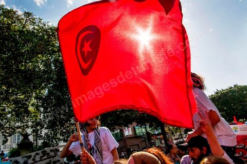 09 mars 2013 : sur l'avenue Habib Bourguiba à Tunis, près de 3000 manifestants pour commémorer la femme de la Femme et le décès de Chokri Belaid le 6 février. Plusieurs personnalités politiques, des activistes de la société civile et des artistes  ont répondu présent à l'appel de la commission Femmes de l'UGTT ainsi que d'autres organisations féministes.