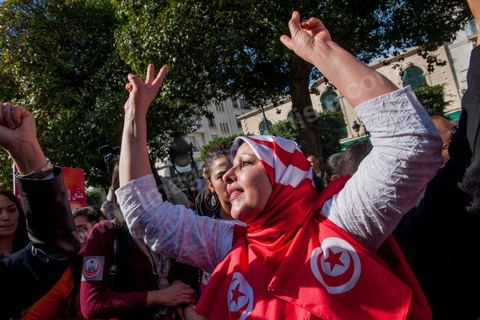 09 mars 2013 : sur l'avenue Habib Bourguiba à Tunis, près de 3000 manifestants pour commémorer la femme de la Femme et le décès de Chokri Belaid le 6 février. Plusieurs personnalités politiques, des activistes de la société civile et des artistes  ont répondu présent à l'appel de la commission Femmes de l'UGTT ainsi que d'autres organisations féministes.
