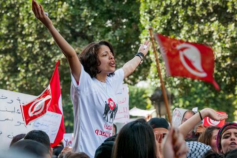 09 mars 2013 : sur l'avenue Habib Bourguiba à Tunis, près de 3000 manifestants pour commémorer la femme de la Femme et le décès de Chokri Belaid le 6 février. Plusieurs personnalités politiques, des activistes de la société civile et des artistes  ont répondu présent à l'appel de la commission Femmes de l'UGTT ainsi que d'autres organisations féministes.