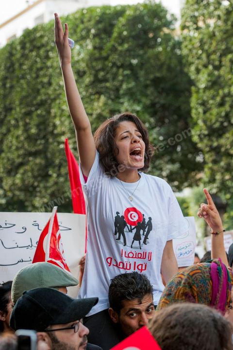 09 mars 2013 : sur l'avenue Habib Bourguiba à Tunis, près de 3000 manifestants pour commémorer la femme de la Femme et le décès de Chokri Belaid le 6 février. Plusieurs personnalités politiques, des activistes de la société civile et des artistes  ont répondu présent à l'appel de la commission Femmes de l'UGTT ainsi que d'autres organisations féministes.
