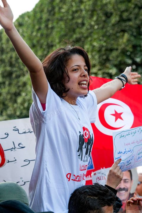 09 mars 2013 : sur l'avenue Habib Bourguiba à Tunis, près de 3000 manifestants pour commémorer la femme de la Femme et le décès de Chokri Belaid le 6 février. Plusieurs personnalités politiques, des activistes de la société civile et des artistes  ont répondu présent à l'appel de la commission Femmes de l'UGTT ainsi que d'autres organisations féministes.