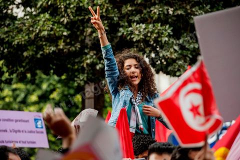 09 mars 2013 : sur l'avenue Habib Bourguiba à Tunis, près de 3000 manifestants pour commémorer la femme de la Femme et le décès de Chokri Belaid le 6 février. Plusieurs personnalités politiques, des activistes de la société civile et des artistes  ont répondu présent à l'appel de la commission Femmes de l'UGTT ainsi que d'autres organisations féministes.