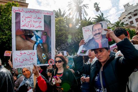 09 mars 2013 : sur l'avenue Habib Bourguiba à Tunis, près de 3000 manifestants pour commémorer la femme de la Femme et le décès de Chokri Belaid le 6 février. Plusieurs personnalités politiques, des activistes de la société civile et des artistes  ont répondu présent à l'appel de la commission Femmes de l'UGTT ainsi que d'autres organisations féministes.